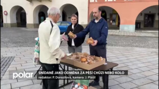 Snídaně na náměstí byla odměnou za pěší chůzi nebo kolo