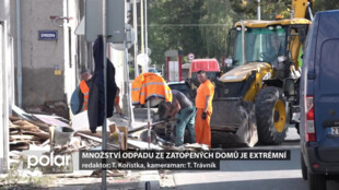 Množství odpadu ze zatopených domů je extrémní. Při odvozu musejí být lidé trpěliví