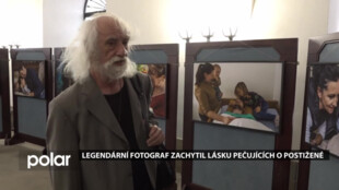 Legendární fotograf zachytil lásku pečujících o postižené. Štreitova výstava je k vidění v budově novojičínské radnice