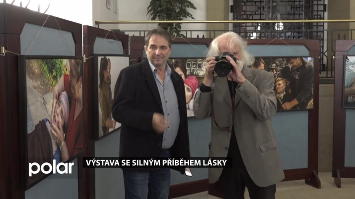 Vestibul radnice vyplnila výstava se silným příběhem lásky