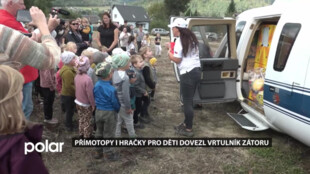 Letecká humanitární pomoc potěšila i děti v zatopeném Zátoru, vrtulník přivezl přímotopy i hračky