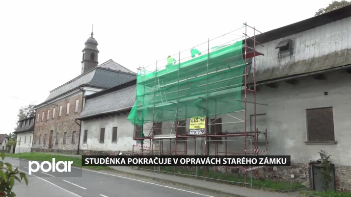 Studénka pokračuje v opravách starého zámku, střechu znovu pokrývá břidlice