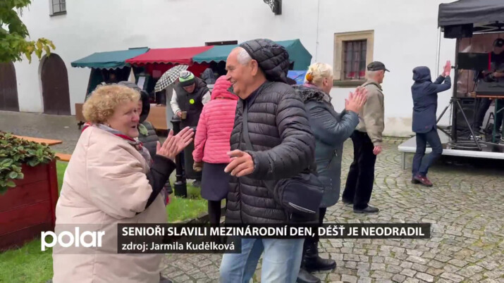 Senioři slavili na nádvoří zámku mezinárodní den, déšť je neodradil