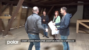 Starý zámek postupně zakrývá nová střecha z břidlice