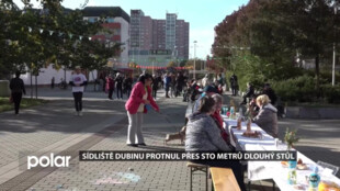 Sídliště Dubinu protnul přes sto metrů dlouhý stůl