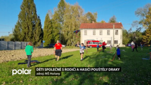 Děti společně s rodiči a hasiči pouštěly draky