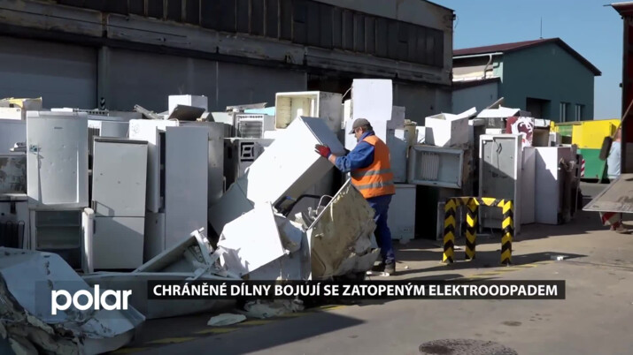 Chráněné dílny opavské charity bojují se zatopeným elektroodpadem. Vozí ho tam z celého MS kraje