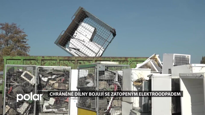 Chráněné dílny opavské charity likvidují zatopený elektroodpad z celého MS kraje