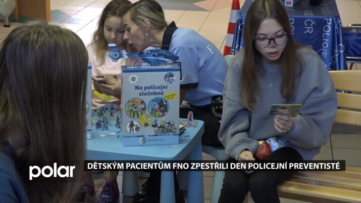 Dětským pacientům FNO zpestřili den policejní preventisté edukativními hrami