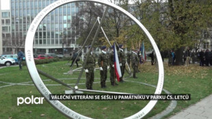 Váleční veteráni se sešli u památníku v Parku čs. letců. Tradičním symbolem oslav je vlčí mák