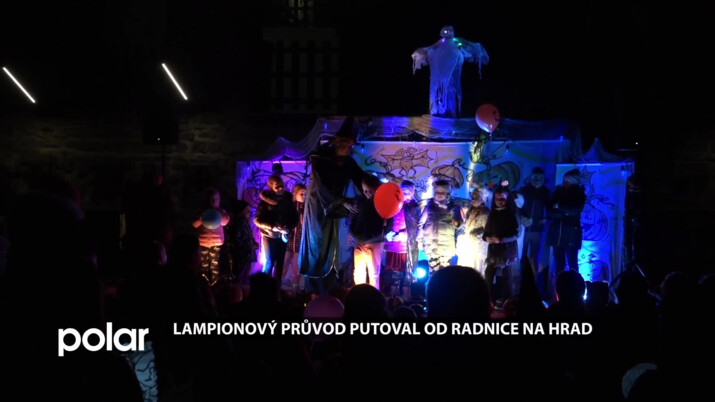 Lampionový průvod putoval na Slezskoostravský hrad, děti čekala stezka strašidel i klaun Hopsalín