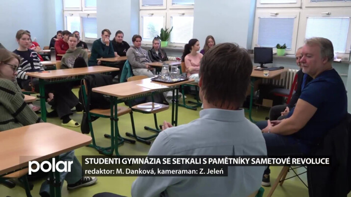 Pamětníci Sametové revoluce vzpomínali před studenty gymnázia na pád komunistického režimu