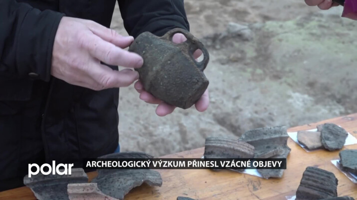 Archeologové objevili středověké sídliště a unikátní poutní láhev na budoucí stavbě jižního obchvatu Opavy