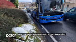 Úzká a frekventovaná silnice na Mezidolí v Havířově se dočká chodníku