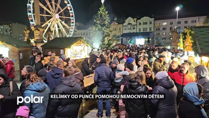 Masarykovo náměstí ozdobila jedle ze Svinova. Kelímky od punče pomáhají potřebným