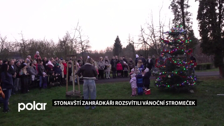 Stonavští zahrádkáři rozsvítili vánoční stromeček, před radnicí se rozsvítí před Vánocemi