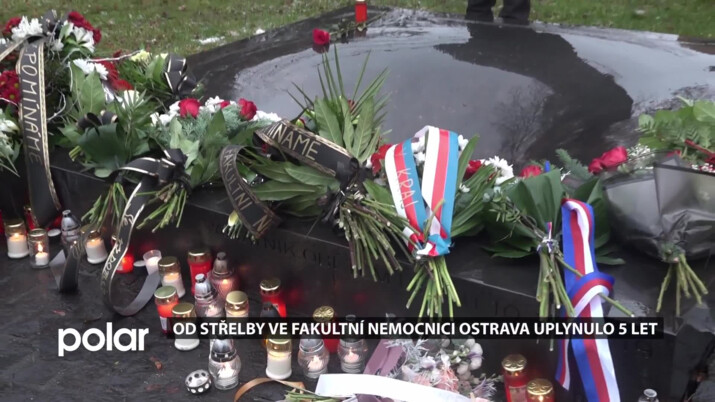 Od střelby ve Fakultní nemocnici Ostrava uplynulo 5 let. U památníku pokládali lidé květiny