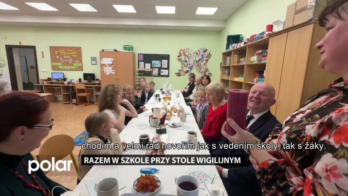 Razem w szkole przy stole wigilijnym