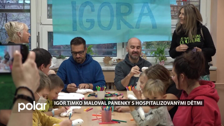 Dětské oddělení ostravské městské nemocnice navštívil Igor Timko. Společně s dětmi maloval panenky