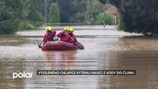 Dobrovolní hasiči z Antošovic zachránili při povodních cyklistu. Vysíleného chlapce vytáhli do člunu