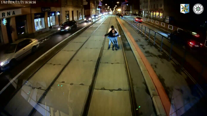 VIDEO: Policisté hledají dvojici, která v Ostravě vstoupila do kolejí tramvaje, zranila se cestující