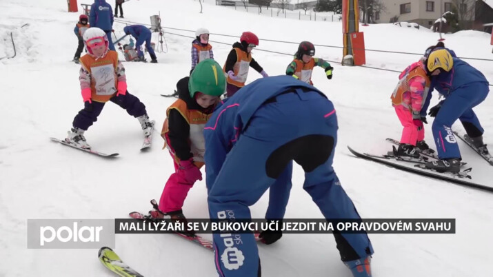 Malí lyžaři z karvinských škol a školek se v Bukovci učí jezdit na opravdovém svahu