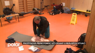 Agresor se zbraní, zranění i úraz elektřinou. Prožitková první pomoc učí zásahy u reálných situací