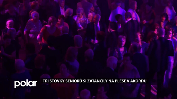 Tři stovky seniorů si zatančily na tradičním Senior plese v ostravském Akordu