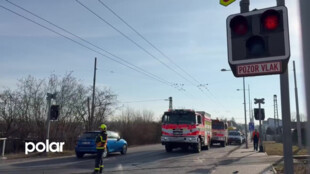 Srážka vlaku s kamionem na přejezdu v Opavě. Řidič přehlédl červenou