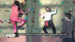 Ve školní tělocvičně lze vystoupat mnoho horolezeckých cest