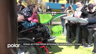 Opava se pyšní první integrační houpačkou v Česku. Doplnila integrované hřiště u ZŠ prp tělesně postižené