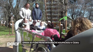 V Opavě předali dětem první integrační houpačku v ČR. Slouží jak zdravým dětem, tak dětem na vouzíčku