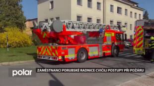 Budovu porubské radnice museli opustit všichni zaměstnanci. Cvičili postupy při požáru