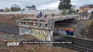 Most nad železniční tratí v Prostřední Suché se může demolovat jen v noci