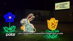 Lidé si chodí fotit velikonoční výzdobu havířovských technických služeb