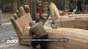 Obryně už má nohy. V novém Parku nad rybníkem vzniká unikátní socha