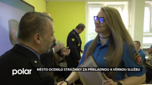 Město ocenilo strážníky za příkladnou a věrnou službu v uniformě se znakem Nového Jičína