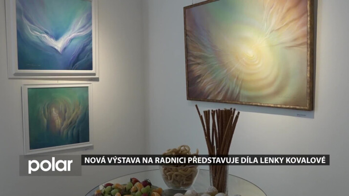 Obrazy, šperky i malba na hedvábí, nová výstava na radnici představuje díla Lenky Kovalové