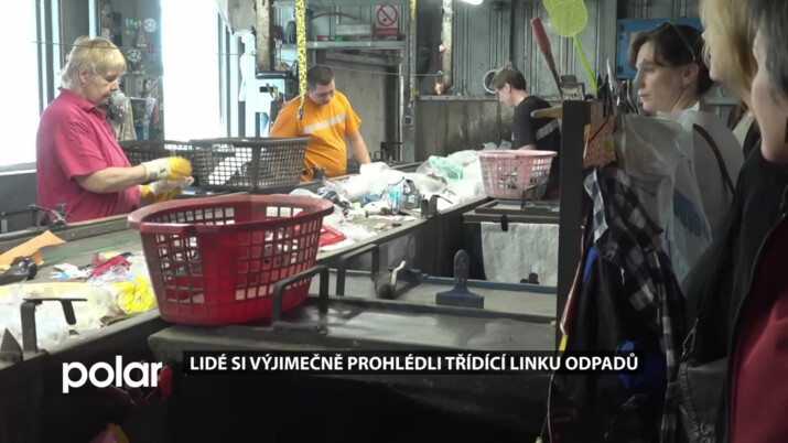 Lidé si výjimečně prohlédli třídící linku odpadů. Na Den země ji zpřístupnily TS Opava