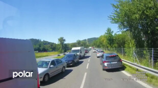 Řidiči zkomplikovali příjezd hasičům k nehodě, nechtěli stát v koloně