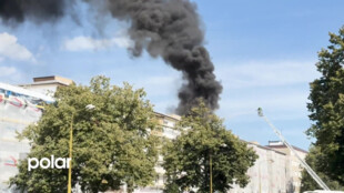 Velký požár bytu v centru Havířova, zasahovalo devět jednotek hasičů