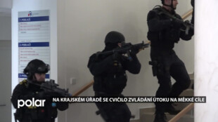 Dramatické cvičení na krajském úřadě: policisté a záchranáři se připravovali na útok střelců, rukojmím byl hejtman