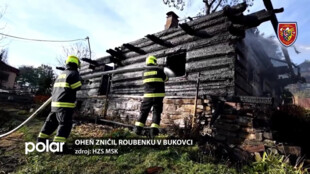 Oheň zničil unikátní roubenku. Příčinu zjišťují odborníci