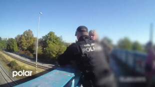 Muž chtěl skočit z mostu do kolejiště. Svědkyně včas přivolaly opavské strážníky