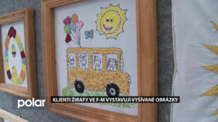 Handicapovaní klienti Žirafy vystavují ve Frýdku-Místku vyšívané obrázky