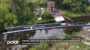 Stavba lávky do Hażlachu se nachází v klíčovém bodě, proběhla montáž nosné konstrukce
