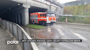 Přívalový déšť zaplavil cesty, sklepy i fotbalové hřiště, nejhůř na tom byl Havířov
