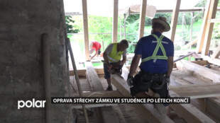 Oprava střechy Starého zámku ve Studénce po létech končí