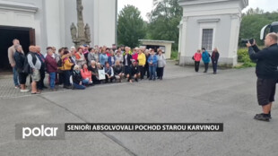 Senioři z Klubů seniorů absolvovali pochod starou Karvinou, mnozí znali místa z mládí