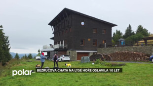 Turisté na Lysé hoře oslavili 10 let od obnovení vyhořelé Bezručovy chaty